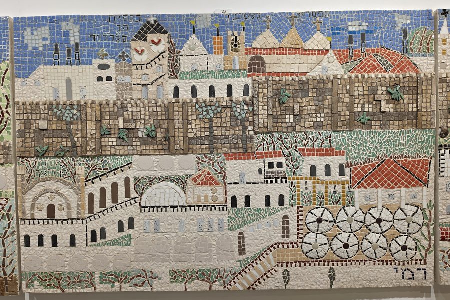 הלוח האמצעי — הכיפות, גגות הרעפים והרחובות שמתחתיהם