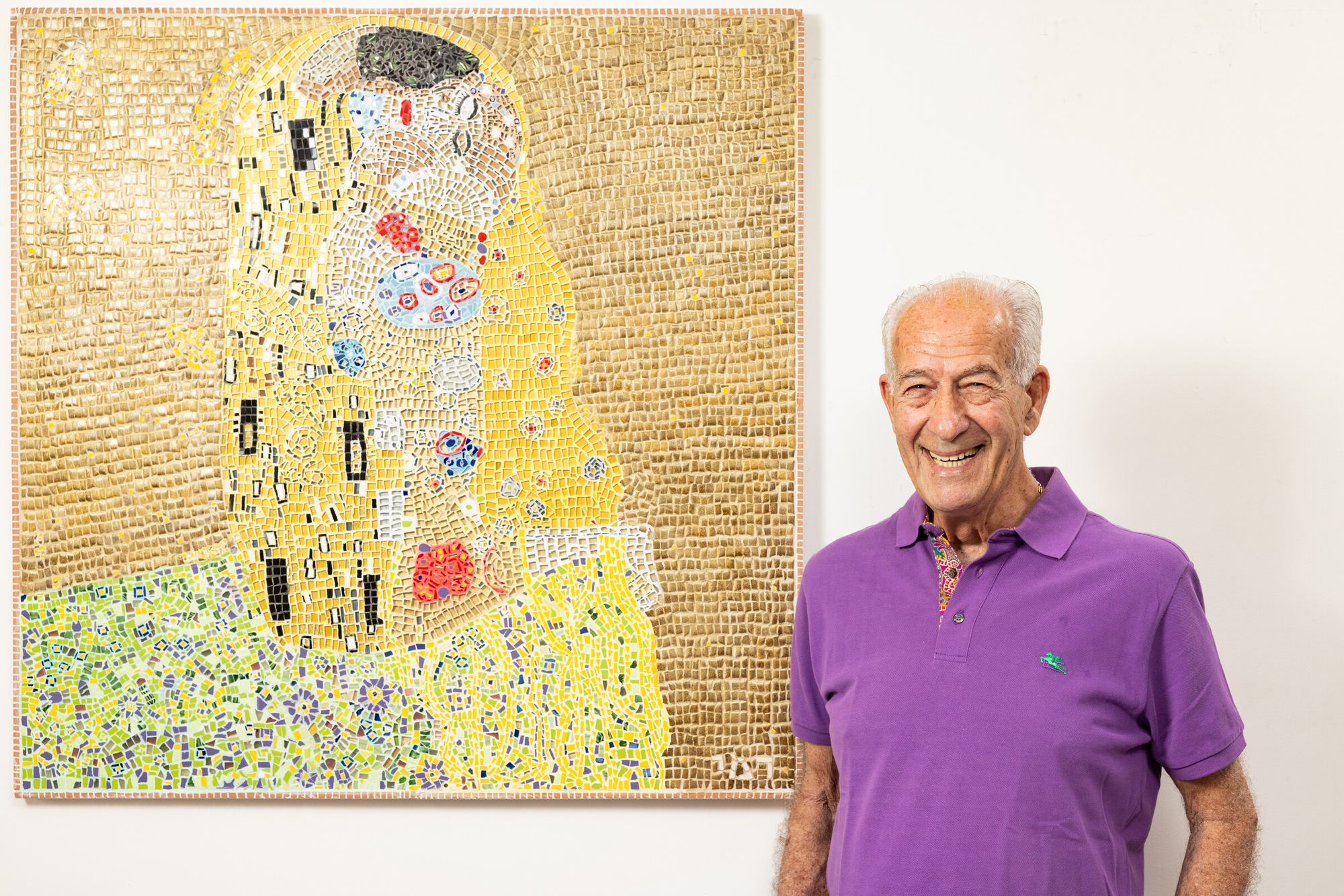 רמי אלון לצד «הנשיקה», מחווה לגוסטב קלימט